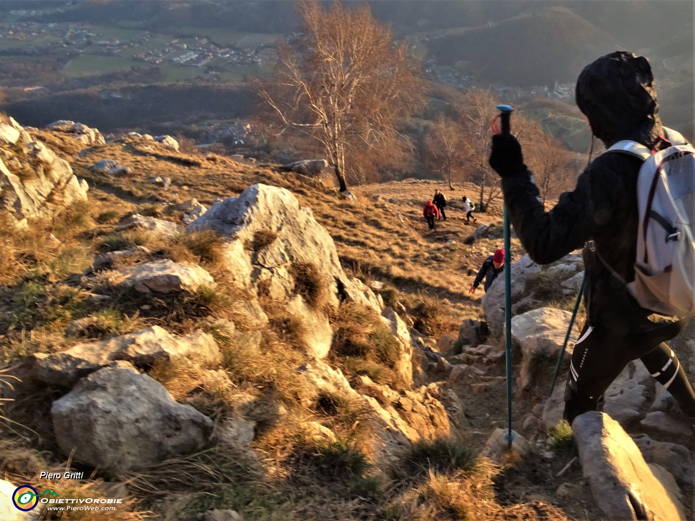 62 Scendiamo dalla variante ripida esposta al tramonto.JPG